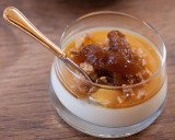 Panna cotta all'amaretto con gelatina di fichi,  crumble alle mandorle e Fichi rosa di Pisticci caramellati